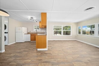 3300 15th St W in Rosamond, CA - Foto de edificio - Building Photo