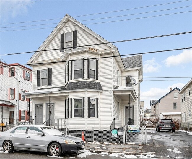 220 Concord St, Unit 2 in Lowell, MA - Building Photo - Building Photo