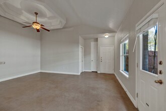 388 E faust, B in New Braunfels, TX - Foto de edificio - Building Photo
