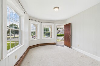 575 Pontiac Ave in Cranston, RI - Building Photo - Building Photo