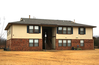 Sugar Bush Apartments in Morris, OK - Building Photo - Building Photo