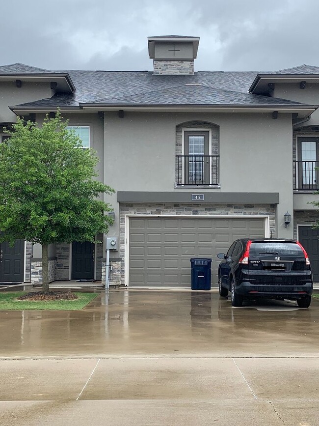 Rooms available in 4 bedroom house