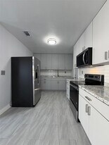 1966 NE 177th St in North Miami Beach, FL - Building Photo