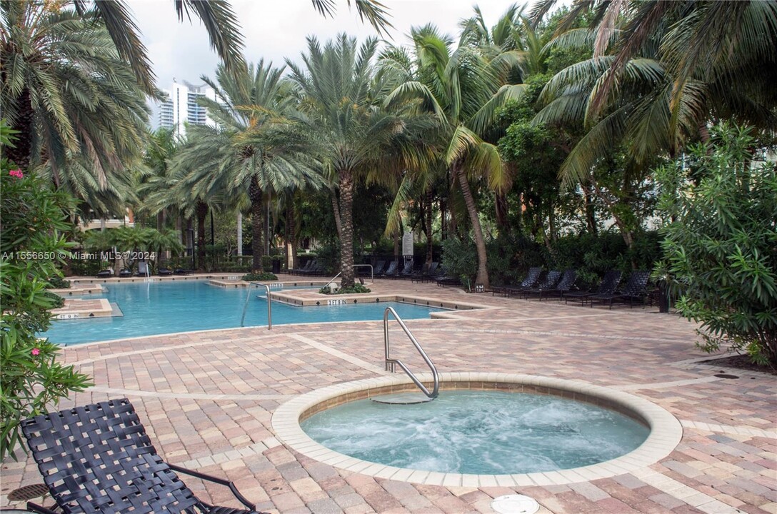 17100 N Bay Rd, Unit 1402 in Sunny Isles Beach, FL - Building Photo