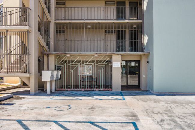 Royal Kinau Apartments in Honolulu, HI - Building Photo - Building Photo