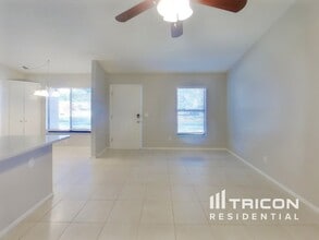 12318 Cloverstone Dr in Tampa, FL - Foto de edificio - Building Photo