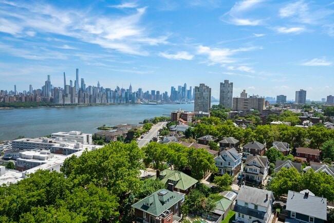 7855 JFK Blvd E in North Bergen, NJ - Foto de edificio - Building Photo