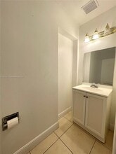10819 NW 51st Ln in Doral, FL - Building Photo - Building Photo