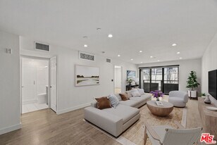 725 N Alfred St in Los Angeles, CA - Building Photo