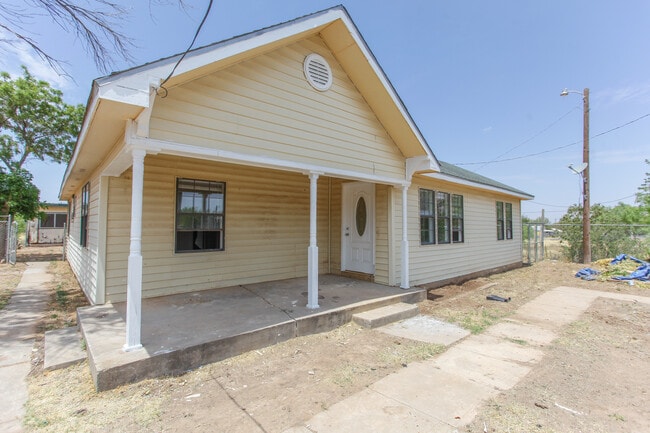 1308 Mesquite St in Big Spring, TX - Building Photo - Building Photo