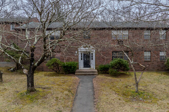 Huntington Commons in Manchester, CT - Building Photo - Building Photo