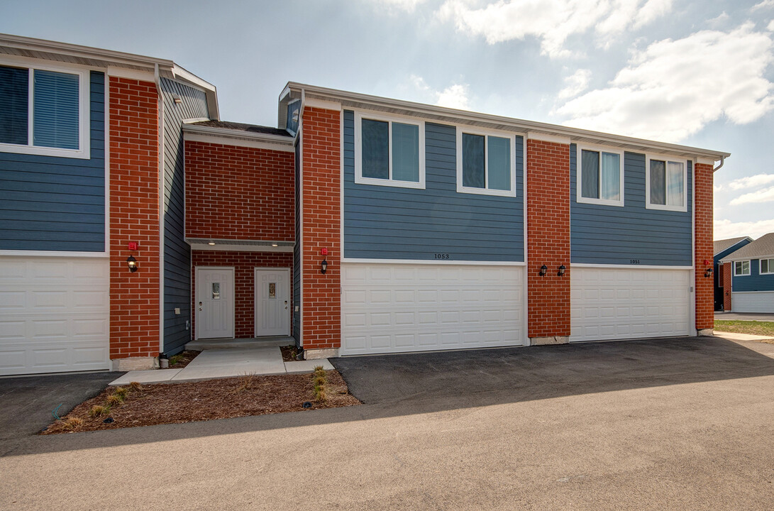 1053 Gillespie Ln in Yorkville, IL - Building Photo