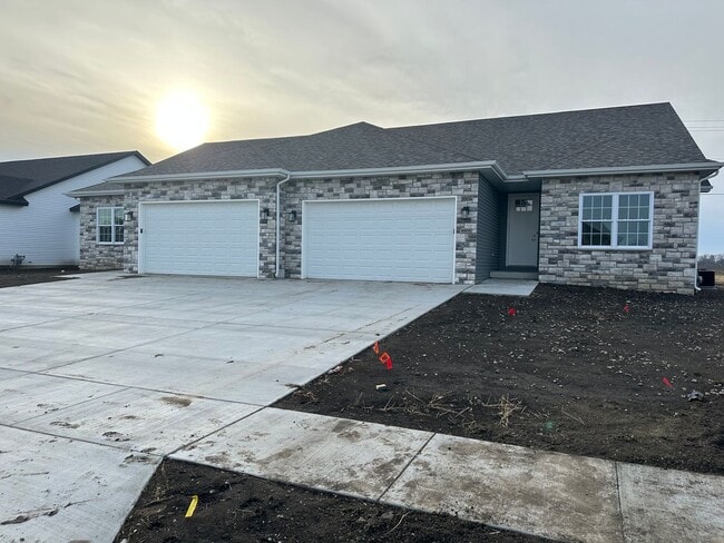 4605 Castle Pines Dr in Springfield, IL - Building Photo - Building Photo