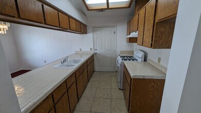 1976 W Roby Ave, Unit Unit B in Porterville, CA - Building Photo - Building Photo