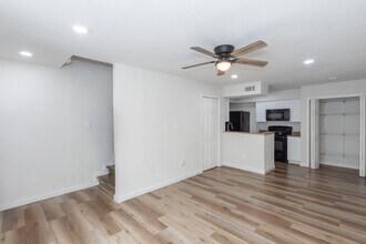 2110 Wilcrest Dr in Houston, TX - Building Photo - Building Photo