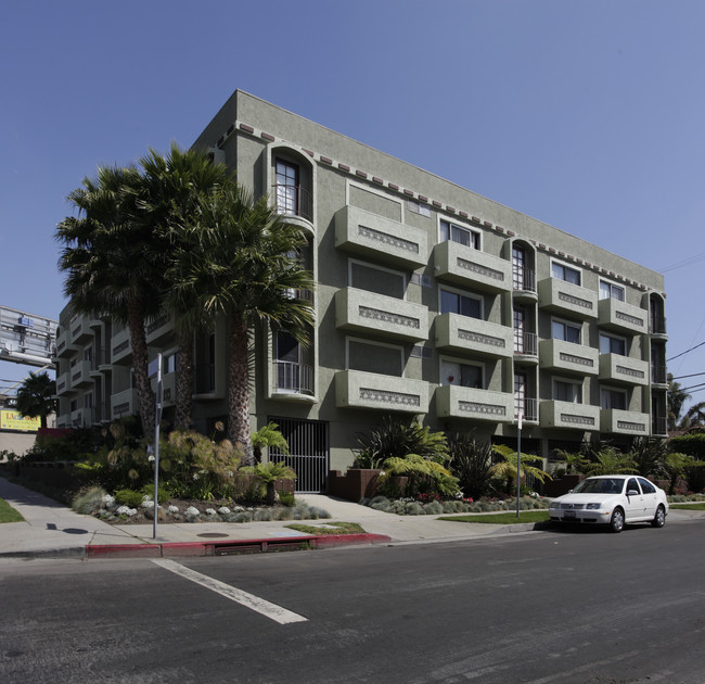 2414 S Barrington Ave in Los Angeles, CA - Building Photo - Building Photo