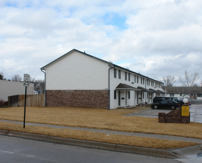 700-702 Golden Gate Cir in Papillion, NE - Building Photo - Building Photo