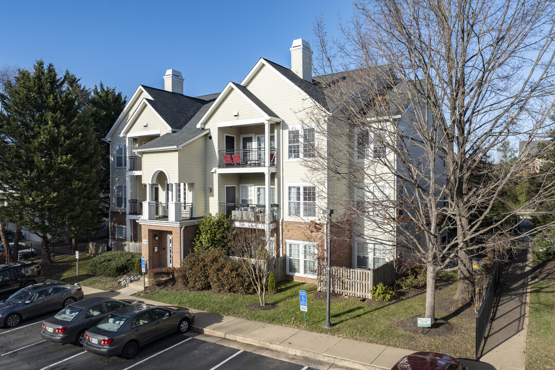 Random Hills Condominium in Fairfax, VA - Building Photo