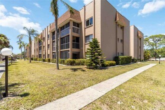 1540 Glen Oaks Dr E in Sarasota, FL - Building Photo - Building Photo