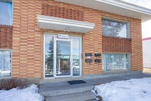 49 Chelsea St NW in Calgary, AB - Building Photo