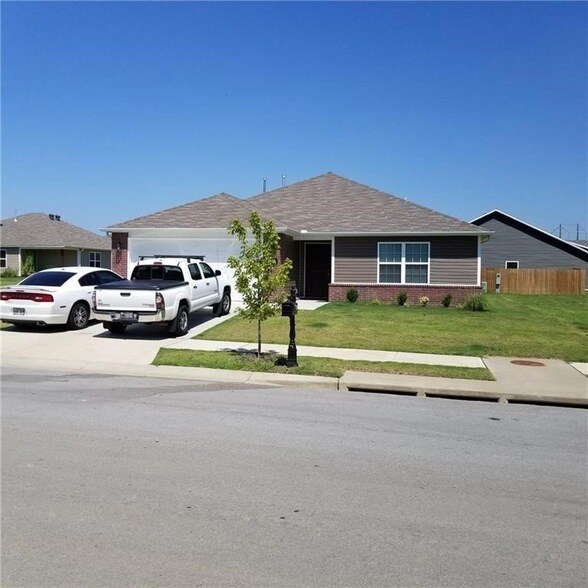 1302 S Springfield Dr in Fayetteville, AR - Building Photo