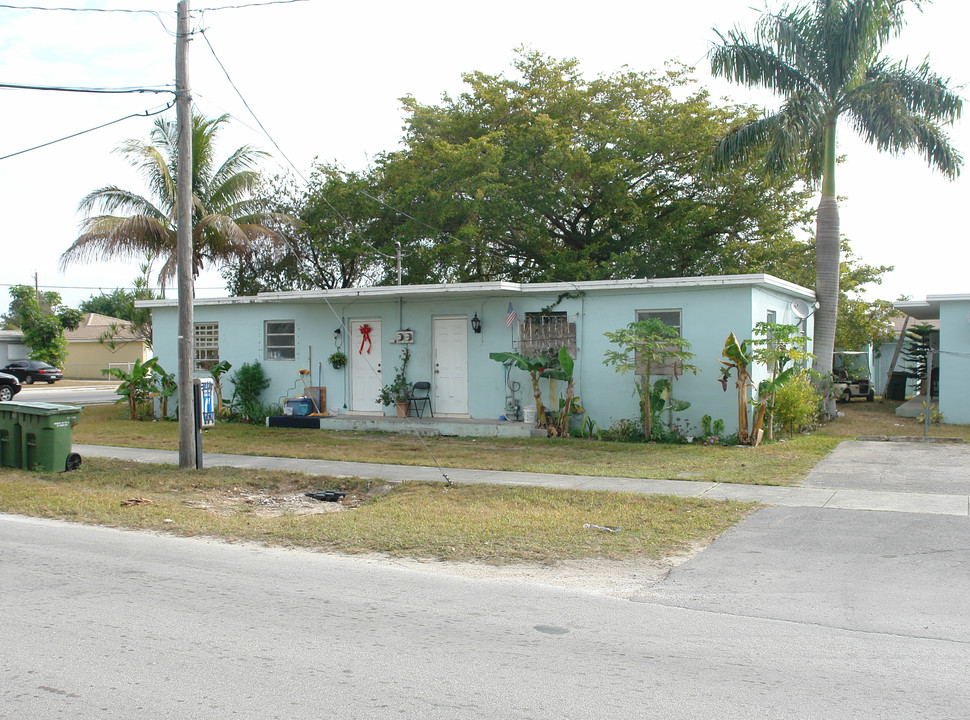 824-842 NW 8th St in Homestead, FL - Building Photo