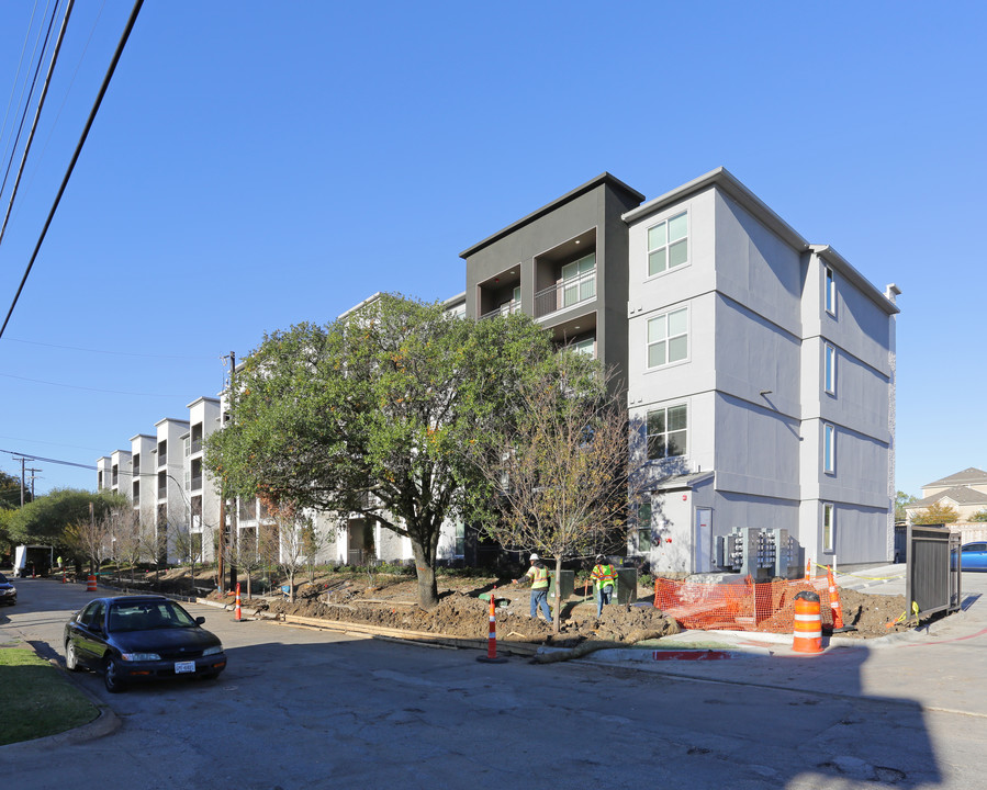 Marthas Vineyard Place in Dallas, TX - Building Photo