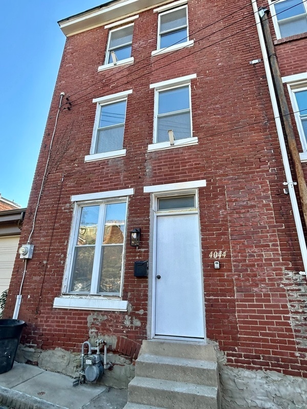 property at 4044 Geneva St