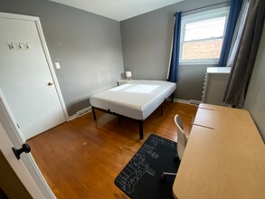 8409 W Roseview Dr in Niles, IL - Foto de edificio - Building Photo