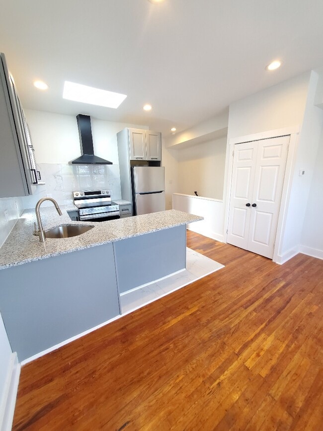 5650 Elmwood Ave, Unit 2 in Philadelphia, PA - Building Photo - Building Photo