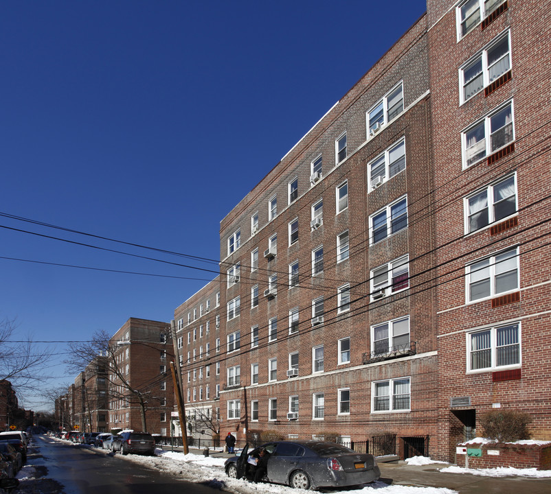 63-25 Saunders St in Rego Park, NY - Foto de edificio