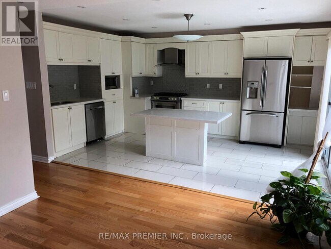 26 Lucerne Dr in Vaughan, ON - Building Photo - Building Photo