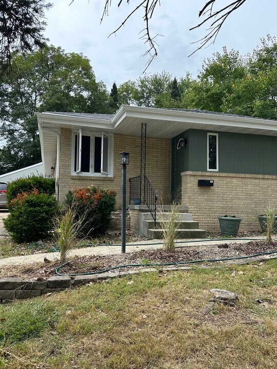 6036 Urbandale Ave in Des Moines, IA - Foto de edificio