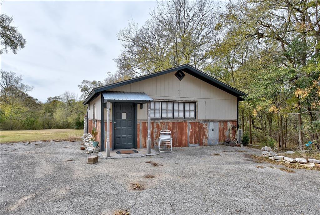 2381 State Hwy 71 in Cedar Creek, TX - Foto de edificio