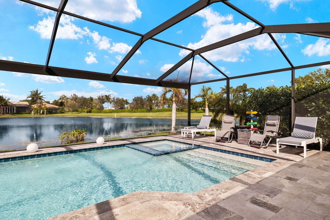 14651 Topsail Dr in Naples, FL - Building Photo