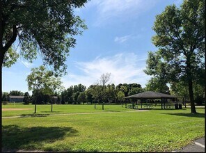 880 Pontiac Ln in Chanhassen, MN - Building Photo - Building Photo