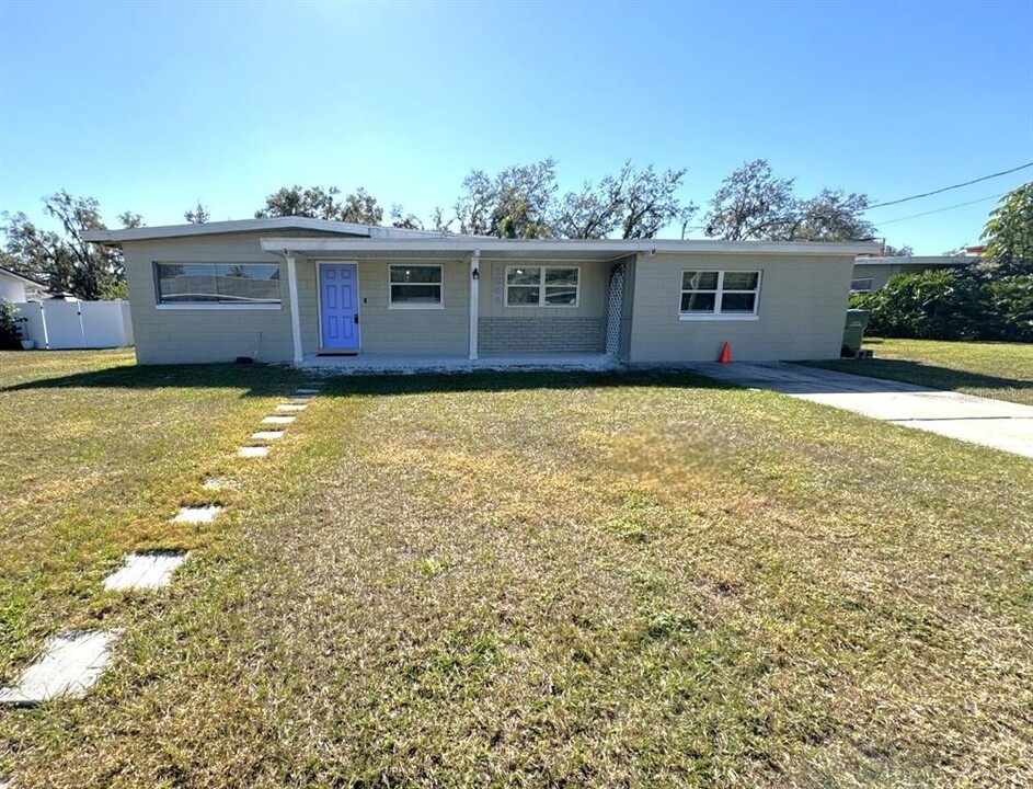 1649 Normandy Way in Leesburg, FL - Foto de edificio