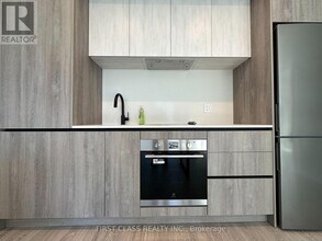 2495 Eglinton Ave W in Mississauga, ON - Building Photo - Building Photo