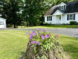 1405 Webb Ridge Rd in Russell Springs, KY - Building Photo