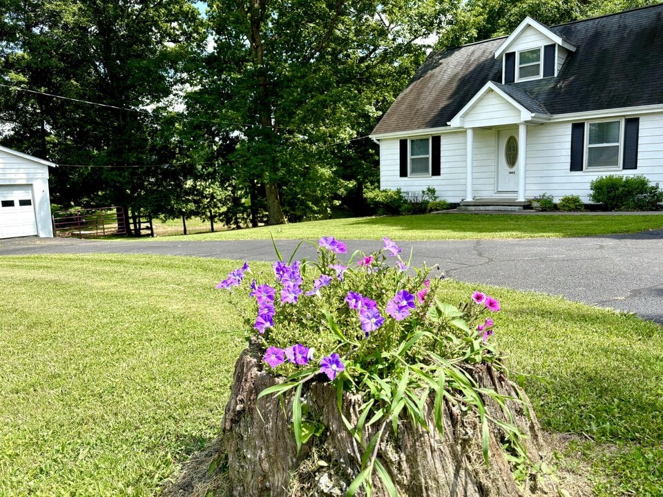 1405 Webb Ridge Rd in Russell Springs, KY - Building Photo