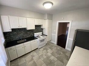 15304 Kercheval Ave in Grosse Pointe Park, MI - Building Photo - Building Photo