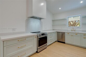 12535 Moss Ranch Rd in Miami, FL - Building Photo - Building Photo