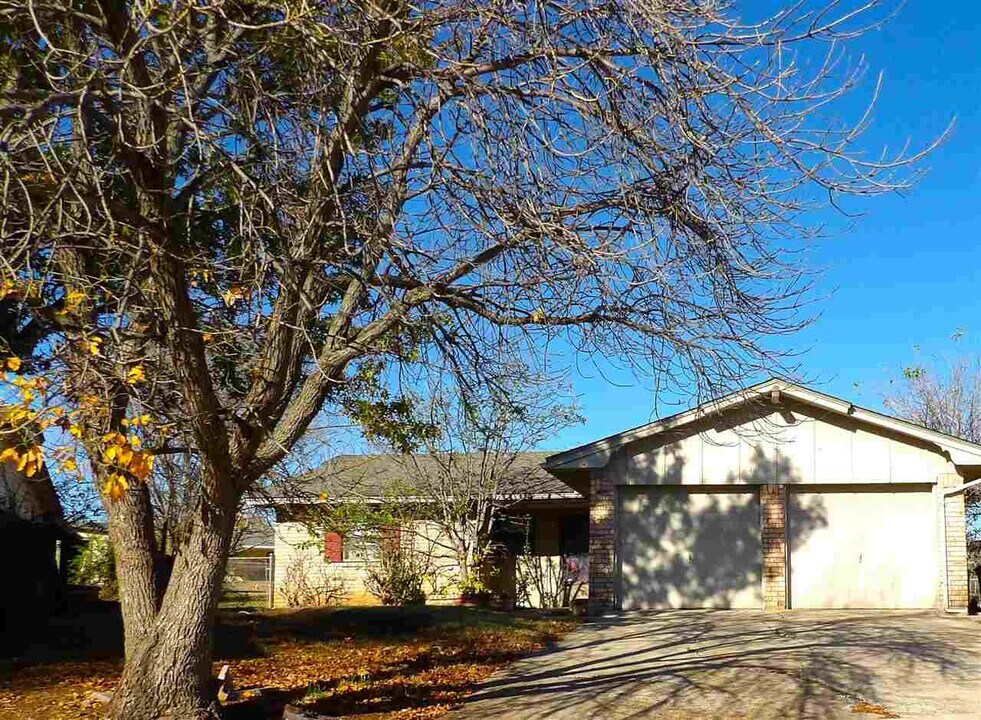 407 SW Forest Pl in Lawton, OK - Building Photo