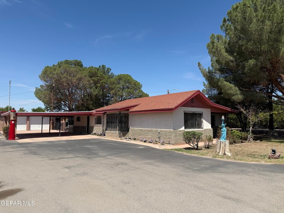 10650 Socorro Rd in Socorro, TX - Building Photo