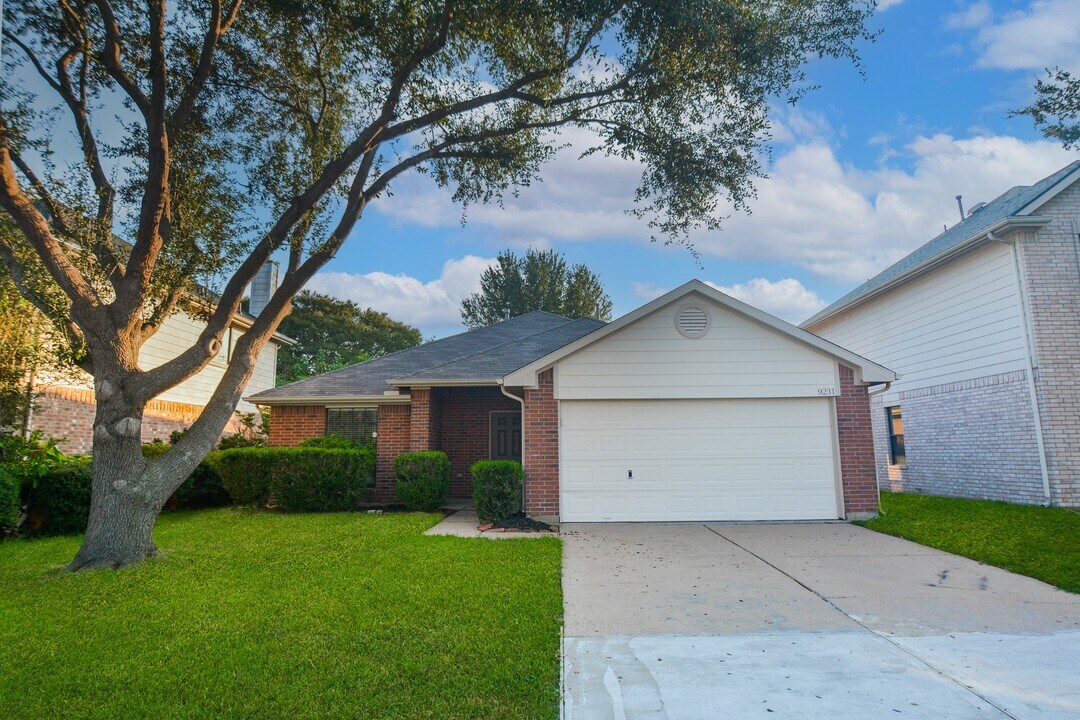 9231 Eaglewood Glen Tr in Houston, TX - Building Photo