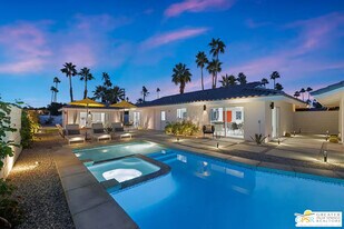 945 N Buttonwillow Cir in Palm Springs, CA - Building Photo