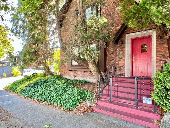 705 N 46th St in Seattle, WA - Building Photo - Building Photo