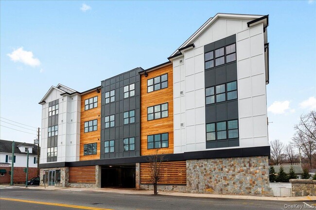 132 Halstead Ave in Harrison, NY - Foto de edificio - Building Photo