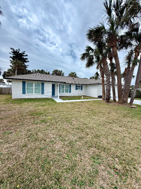 8 Rivocean Dr in Ormond by the Sea, FL - Building Photo