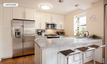 340 E 74th St in New York, NY - Building Photo - Building Photo